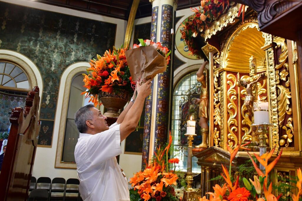 Mons. Salazar llevó un ramo de rosas a Nuestra Señora de Los Ángeles.